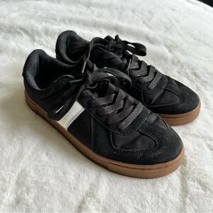 Cushionaire Women’s Bailey Sneaker Black White Size 7.5